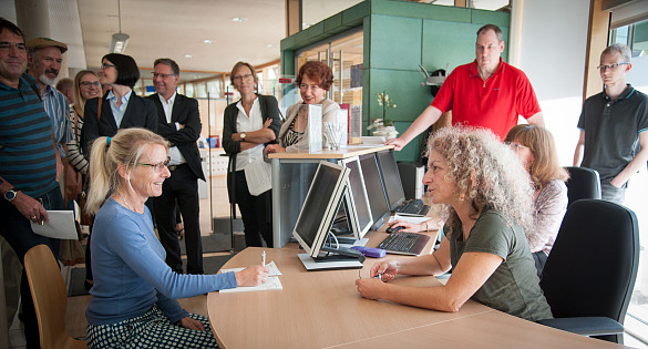 Bei der Eröffnung des Bürgerinformations-Service in Gröpelingen konnte BIS-Mitarbeiterin Maria Kroustis (rechts) direkt zeigen, dass sie Antworten auf die Fragen der Bürgerinnen und Bürger zu finden weiß.