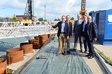 Senator Martin Günthner, Staatsrat Jörg Schulz, die Geschäftsführer der ARGE, Dirk Busjaeger und Ingo Junker und bremenports Geschäftsführer Robert Howe freuen sich über den Fortschritt beim Neubau der Westkaje.