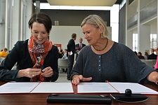 Dr. Claudia Bogdan (li.) und Dr. Heike Kahl während der Unterzeichnung des Kooperationsvertrages