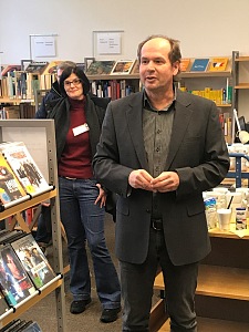 Die bibliothekarische Direktorin der Bremer Stadtbibliothek Lucia Werder und der Leiter der JVA-Bibliothek Andreas Gebauer bei der Bibliothekseröffnung.