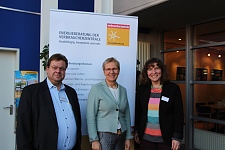 v.l.: Stefan Markus, Bürgerhaus Obervieland, Senatorin Eva Quante-Brandt und Inse Ewen von der Verbraucherzentrale