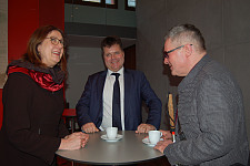 Bürgermeisterin Karoline Linnert im Gespräch mit Jürgen Dusel (Mitte) und Dr. Joachim Steinbrück (rechts)