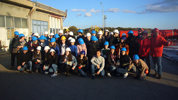 Schülerinnen und Schüler nach der Besichtigung der Raffinerie ENI. Auch Waller Schülerinnen und Schüler waren dabei.