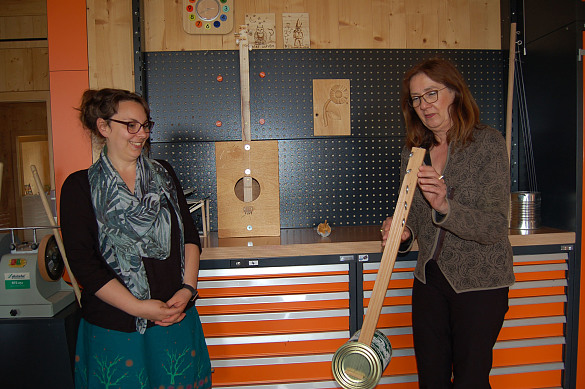 Ellen Gutschmidt (links) zeigt Karoline Linnert Beispiele für selbstgebastelte Musikinstrumente