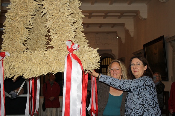 Zusammen mit Andrea Geerken bringt Bürgermeisterin Karoline Linnert die Erntekrone im Rathaus an.