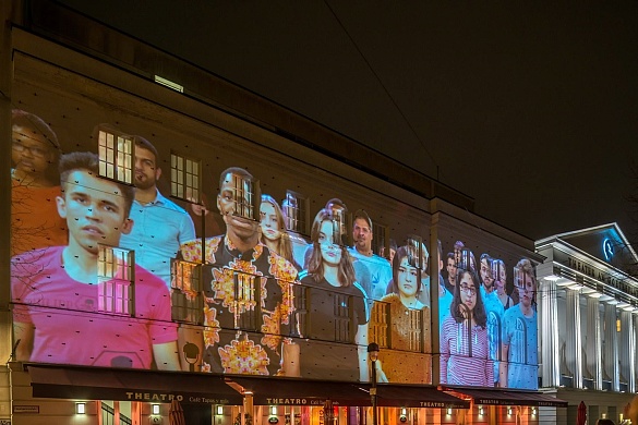 Mit einer Projektion vor über 500 Zuschauern am Bremer Theater am Goetheplatz hat das Projekt #rootsnvisions seinen Abschluss gefunden