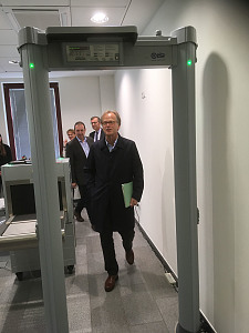 Staatsrat Jörg Schulz durschreitet als erster "offizieller Besucher" die umgebaute Sicherheitsschleuse