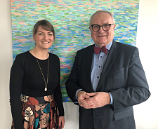 Die Bayerische Staatsministerin für Digitales, Judith Gerlach, und Bremens Finanzstaatsrat Henning Lühr freuen sich über die gelungene länderübergreifende Zusammenarbeit