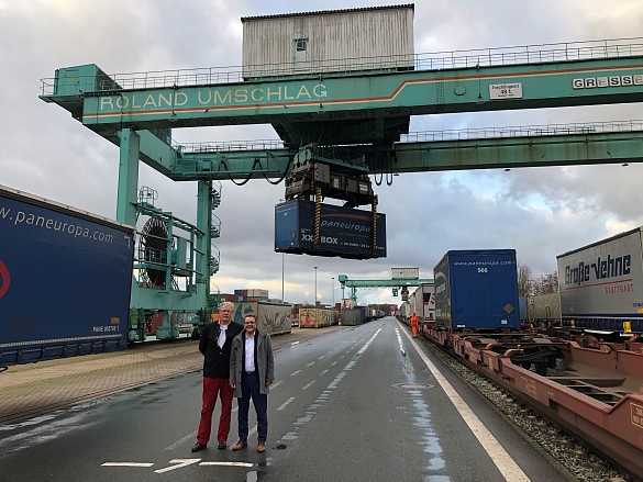 Staatsrat Tim Cordßen schaut sich mit Roland Umschlag-Geschäftsführer Christoph Holtkemper den Containerumschlag an