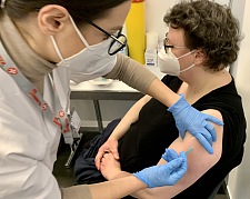 Nadine Stulgies bekommt die erste Impfung