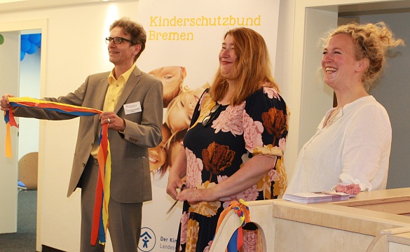 Dr. Carsten Schlepper, Senatorin Anja Stahmann und Jana Rump eröffnen das neue Angebot im Kinderschutz-Zentrum (v.l.n.r.) Foto: DKSB Bremen