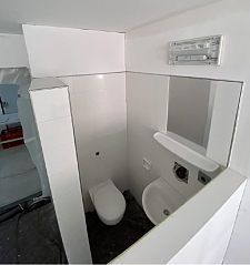 WC und Waschgelegenheit befinden sich direkt in den neuen Container-Hafträumen hinter einer sogenannten "Schamwand". Foto: Justizressort