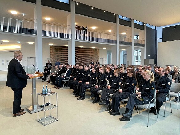 Staatsrat Björn Tschöpe bei seiner Rede vor dem Ausbildungslehrgang Justizvollzugsdienst und weiteren Gästen. Foto: Justizressort