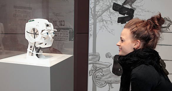 Roboter Felix interagiert in diesem Jahr mit Besucherinnen und Besuchern des Bremen-Standes auf der ITB und ahmt ihre Mimik nach. Foto: Archimedes Exhibitions