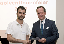 Für eines der besten Prüfungsergebnisse erhält Muhammad Judie von Ludwig Blomeyer-Bartenstein ein Stipdendium der Deutschen Bank überreicht