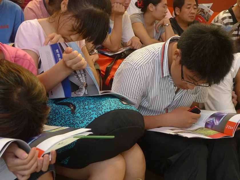 Zur Vorbereitung auf die Quiz-Show werden die am Stand ausliegenden Broschüren und Prospekte intensiv gelesen.