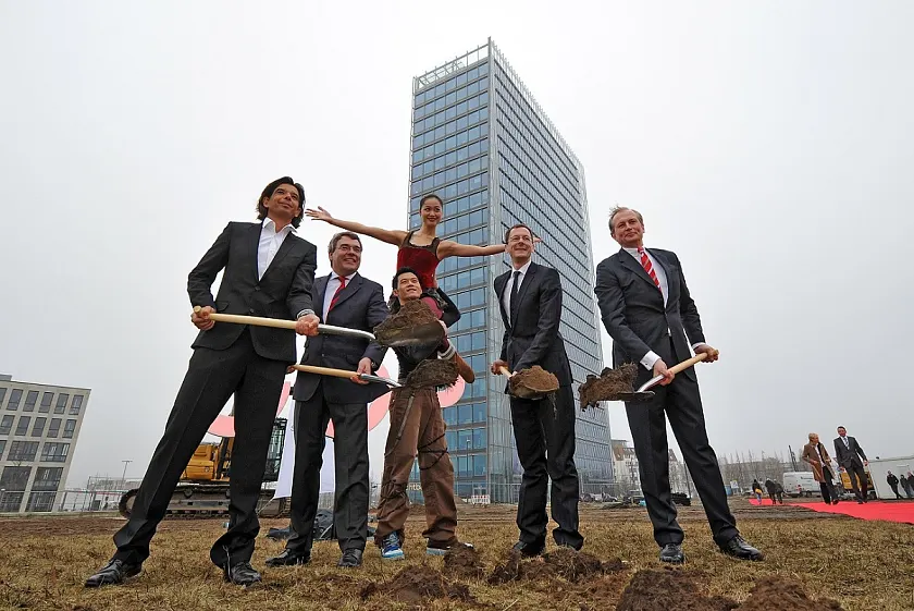 „Akrobatischer“ Spatenstich für das GOP Varieté-Theater und das Steigenberger Superior Hotel im „Weser Quartier“ in der Bremer Überseestadt. v.l.n.r. Hubertus Grote (Geschäftsführender Gesellschafter der GOP Entertainment Group), Claus-Dieter Jandel (Chief Operating Officer Franchise & Generalbevollmächtigter Steigenberger Hotel Group), Künstlerduo „Lynn & James“ (derzeit in der GOP Show „Spirit“ in Münster zu sehen), Martin Günthner (Senator für Wirtschaft, Arbeit und Häfen der Freien Hansestadt Bremen) und Bernd Schmielau (Geschäftsführer H. Siedentopf GmbH & Co. KG) Fotograf: Frank Pusch