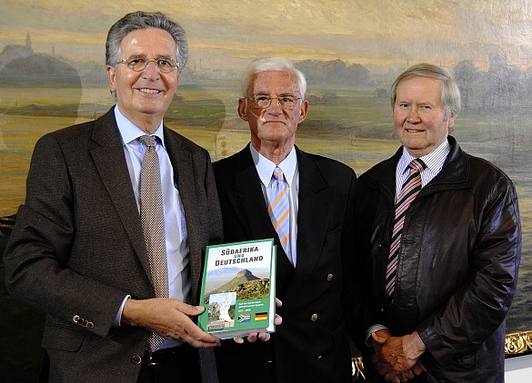 Autor Heinz Gustafsson (Mitte) mit Klaus Wedemeier (ehem. Bremer Bürgermeister, links) und Gunther Hilliges