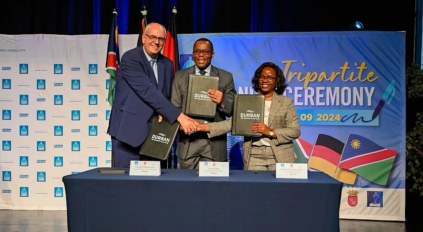 Unterzeichnung der trilateralen Vereinbarung in Durban(v.l.): Bürgermeister Dr. Andreas Bovenschulte, Bürgermeister von Durban, Cyril Xaba, und Bürgermeisterin von Windhoek, Queen Omagano Kamati. Foto: Senatspressestelle