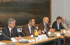 Bügermeister Jens Böhrnsen, Thomas Krüger ( Präsident der Bundeszentrale für politische Bildung), Thomas Lutz, Wissenschaftlicher Mitarbeiter der Stiftung Topographie des Terrors, Dr. Habbo Knoch, Geschäftsführer der Stiftung niedersächsische Gedenkstätten.