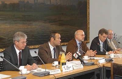 Bügermeister Jens Böhrnsen, Thomas Krüger ( Präsident der Bundeszentrale für politische Bildung), Thomas Lutz, Wissenschaftlicher Mitarbeiter der Stiftung Topographie des Terrors, Dr. Habbo Knoch, Geschäftsführer der Stiftung niedersächsische Gedenkstätten.
