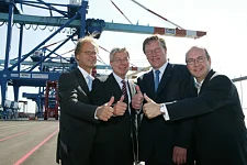 Daumen hoch für CT 4: Häfensenator Nagel, bremenports-Geschäftsführer Holtermann, Bürgermeister Böhrnsen und Bremerhavens OB Schulz (v.r.)