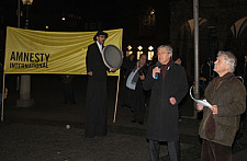 Bürgermeister Jens Böhrnsen und Erhard Mische von amnesty international während der „Lichteraktion: 60 Jahre Menschenrechte“ auf dem Bremer Marktplatz