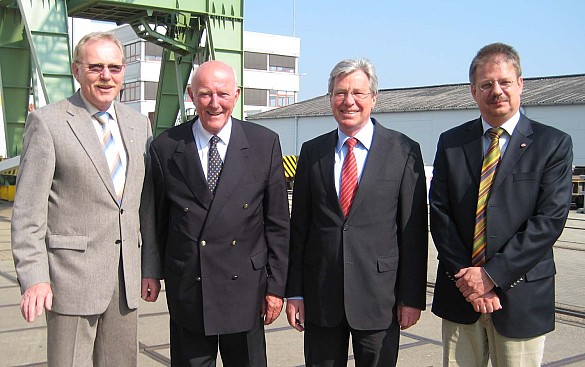 Auf der Werft: Jens Böhrnsen mit seinem Amtskollegen Bürgermeister Beckmann (li.) Unternehmenschef Schädlich (2.vli.) und dem kaufmännischen Geschäftsführer Bischoff (re.) von Abeking&Rasmussen.