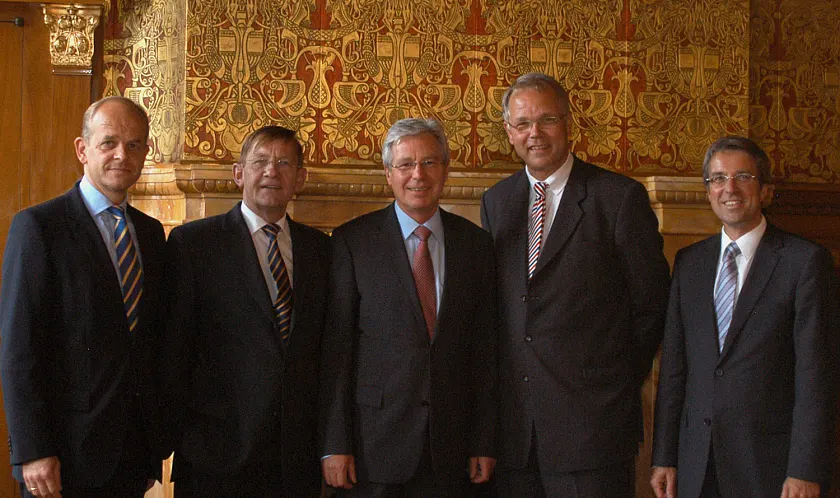 Vor Gesprächsbeginn in der Güldenkammer des Rathauses: Bremens Bürgermeister Jens Böhrnsen (Mitte) mit den Spitzenvertretern der Kammern von Bremen und Oldenburg (v.l.n.r.) Präsident Dr. Karl Harms (2.v.l.) und Hauptgeschäftsführer Dr. Joachim Peters (1.v.l.; IHK Oldenburg) sowie Präses Lutz H. Peper (2.v.r.) und Hauptgeschäftsführter Dr. Matthias Fonger (Handelskammer Bremen)