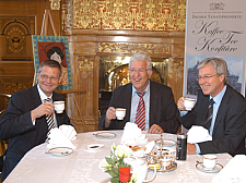 Bürgermeister Böhrnsen (re.), Wilfried Hautop (Mitte) und Michael Rolf, Geschäftsführer von Paul Schrader, verkosten in der Güldenkammer des Rathauses den neuen Senatstee