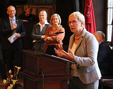 Senatorin Quante-Brandt begrüßt die Mitarbeiterinnen und Mitarbeiter der beiden Bremer Landesämter im Festsaal des Bremer Rathauses