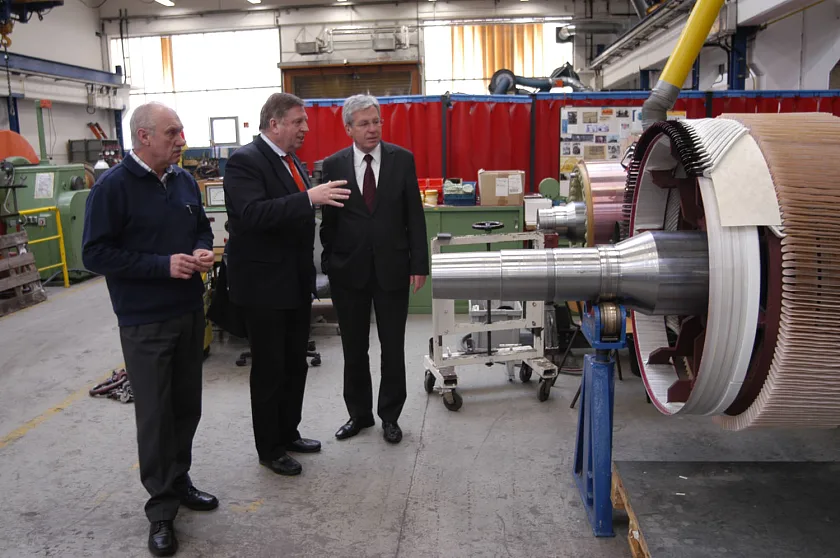 Bürgermeister Jens Böhrnsen im Gespräch mit Geschäftsführer Berthold Groeneveld (rechts)  und Günther Grotheer, dem Betriebsratsvorsitzenden der LDW 
