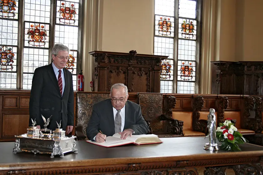 Botschafter Becerra trägt sich ins Goldene Buch ein