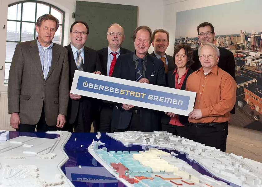 Die Vertreter des neuen Überseestadt Marketingvereins (v. l.): Thomas Rust (Breko GmbH), Peter Siemering (Bremer Touristik-Zentrale), Dr. Klaus Sondergeld (Wirtschaftsförderung Bremen), Peter Scharlau (Steuerberater), Uwe Kluge (Großmarkt Bremen), Maren Benkenstein (Geschäftsstelle Überseestadt Marketingverein), Dr. Dirk Kühling (Der Senator für Wirtschaft und Häfen), Dietrich Penz (Fotostudio Penz)