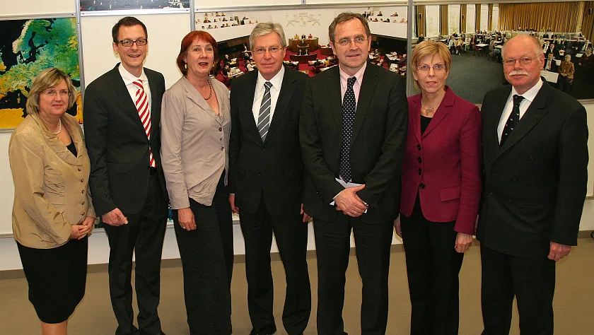 Gruppenbild mit dem neuen Senator (v.l.n.r.): Senatorin Renate Jürgens-Pieper (Bildung und Wissenschaft), Senator Martin Günthner (Wirtschaft und Häfen sowie Justiz und Verfassung), Bürgermeisterin Karoline Linnert (Senatorin für Finanzen), Bürgermeister Jens Böhrnsen (Präsident des Senats), Senator Dr. Reinhard Loske (Umwelt, Bau, Verkehr und Europa), Senatorin Ingelore Rosenkötter (Arbeit, Frauen, Gesundheit, Jugend und Soziales) und Senator Ulrich Mäurer (Inneres und Sport)