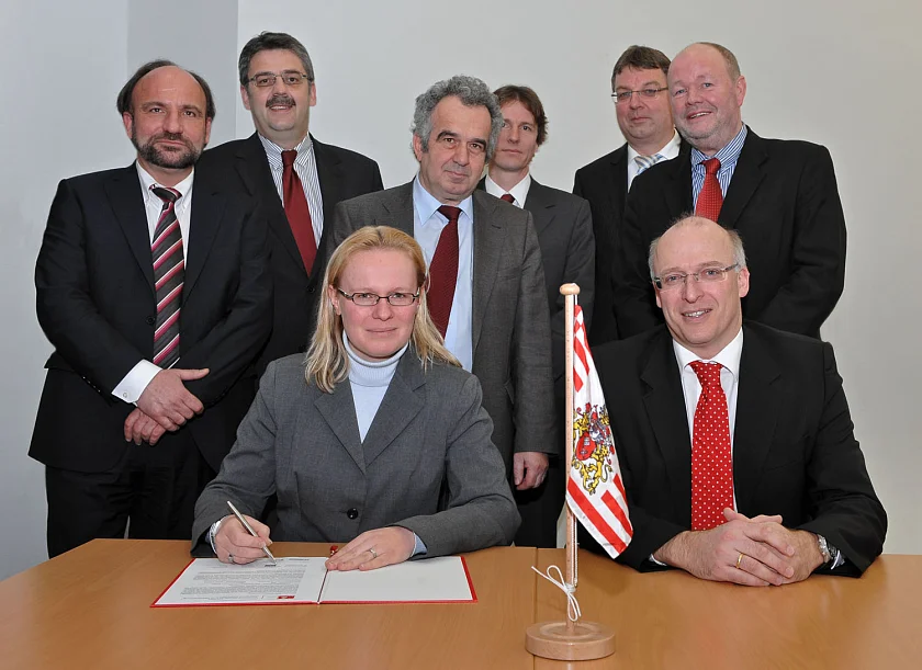 Diese Bremer Unternehmen gründeten heute den Kompetenzverbund „Maritime Sicherheit“: Sitzend: Verena Beckhusen (Beluga Shipping GmbH), Dr. Frank Pohlemann (Astrium GmbH) Stehend v.l.: Georg Morawitz, (Rheinmetall Defence Electronics GmbH), Andreas Heyer (WFB Wirtschaftsförderung Bremen GmbH), Dr. Fritz Merkle (OHB-System AG), Dr. Stephan Holsten (CEON GmbH), Dieter Rottsieper (Atlas-Elektronik GmbH), Staatsrat Dr. Heiner Heseler (Senator für Wirtschaft und Häfen)