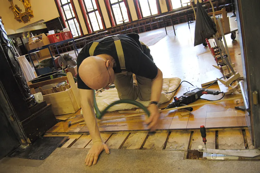 Florian Kröning bei Arbeiten an der Zugangstür zur Küche