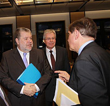 Bürgermeister Jens Böhrnsen (Mitte) und Ministerpräsident Kurt Beck (Rheinland-Pfalz) im Gespräch mit  dem Vorsitzenden des Zentralrats der Sinti und Roma,  Romani Rose (rechts)