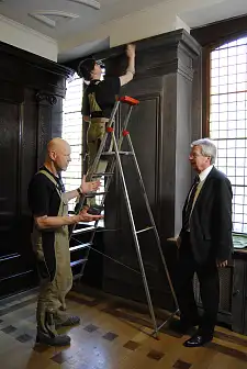 Restaurator Florian Kröning erläutert Bürgermeister Jens Böhrnsen die Holzarbeiten. Im Hintergrund: Martina Schubert beim Feinschliff