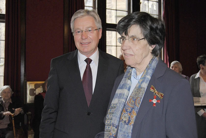 Freuen sich gemeinsam über das Bundesverdienstkreuz: Gertrud Overbeck und Bürgermeister Jens Böhrnsen