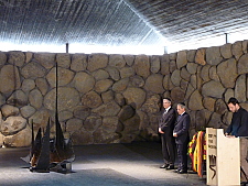 Jens Böhrnsen bei der Kranzniederlegung zusammen mit dem Deutschem Botschafter in Israel Dr. Dr. Kindermann in der Gedenkstätte Yad Vashem