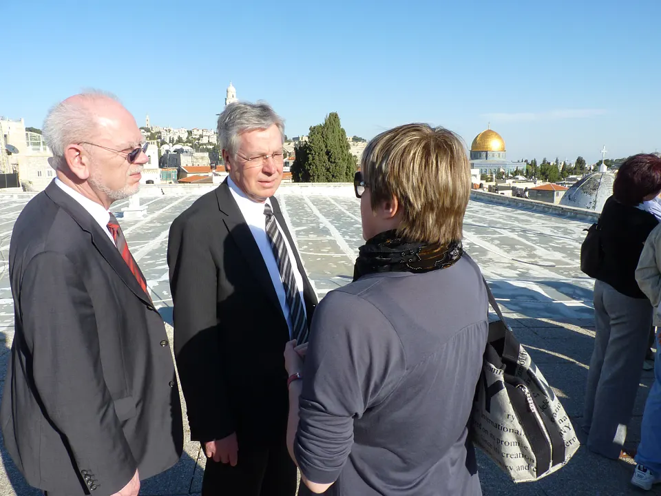 Überblick über Jerusalem; Tempelberg und Felsendom, auf dem Foto: Dirk Brouër (Direktor des Bundesrates), Jens Böhrnsen und Antje Metz (Vertretungsbüro Ramallah)