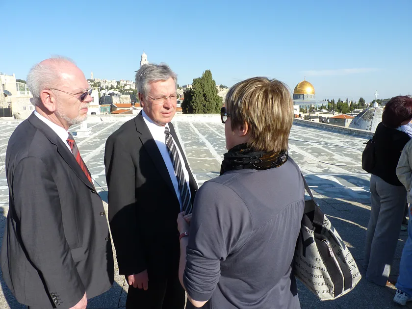 Überblick über Jerusalem; Tempelberg und Felsendom, auf dem Foto: Dirk Brouër (Direktor des Bundesrates), Jens Böhrnsen und Antje Metz (Vertretungsbüro Ramallah)