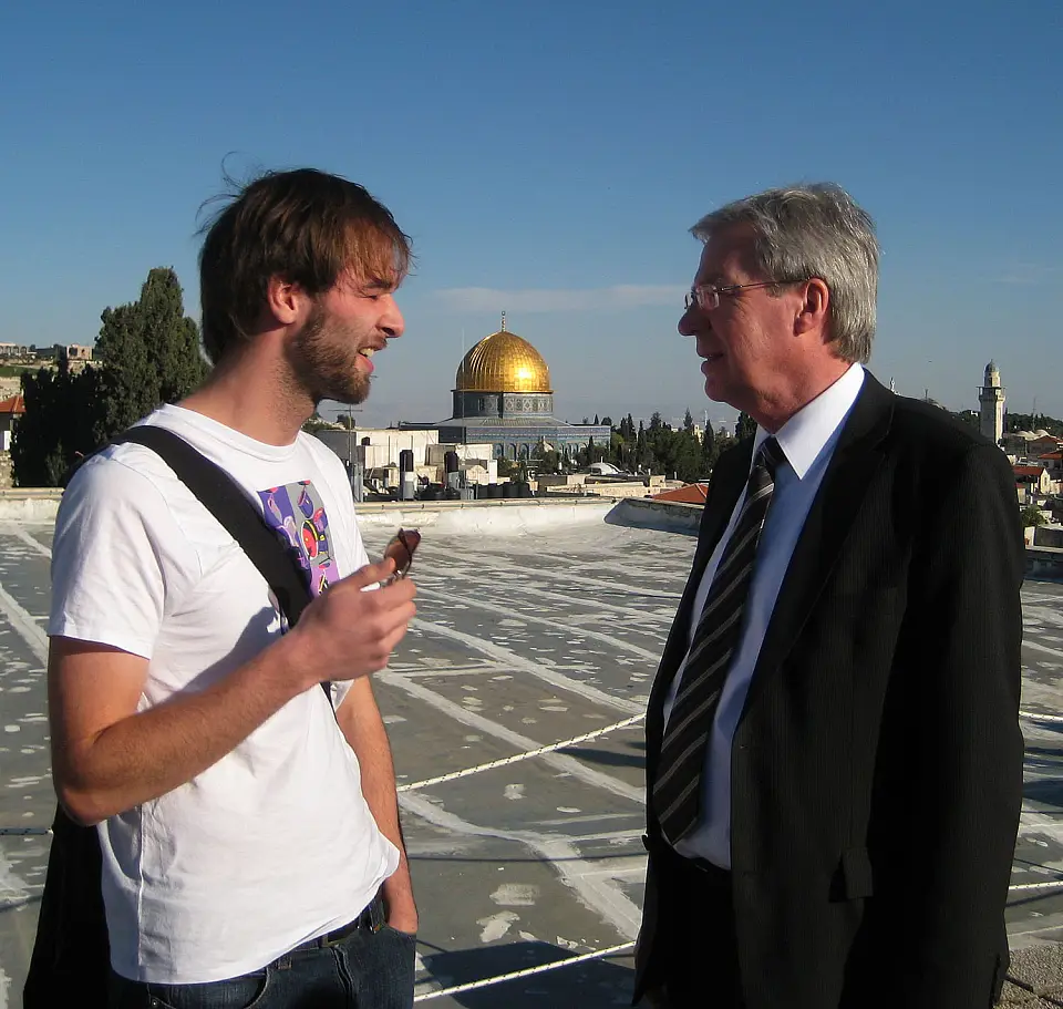 Jens Böhrnsen im Gespräch mit einem gebürtigen Bremer der ein Jahr Freiweilligendienst in Israel geleistet hat. Im Hintergrund: Überblick über Jerusalem; Tempelberg und Felsendom.