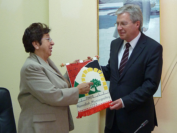 Jens Böhrnsen zusammen mit der Bürgermeisterin von Ramallah Janet Michael 