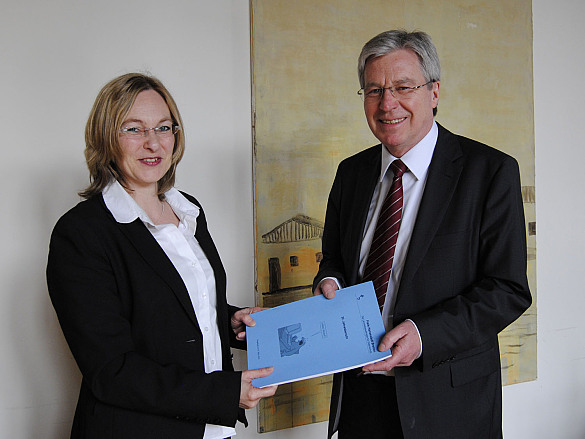 Ein Exemplar des Datenschutzberichts überreichte Imke Sommer auch dem Präsidenten des Senats, Bürgermeister Jens Böhrnsen, in dessen Amtszimmer