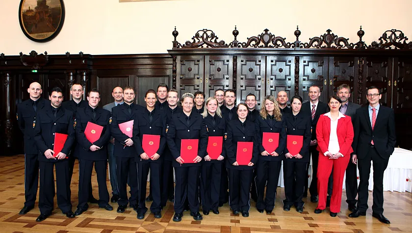 Justizsenator Martin Günthner (rechts), Leiterin der JVA Bremen Silke Hoppe (Dritte von rechts) und Stellvertretender Anstaltsleiter Hans-Jürgen Erdtmann (Vierter von rechts) im Kreise der ernannten Justizvollzugsbeamten