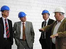 Zu Besuch bei Stahlbau Nord: Bremerhavens Oberbürgermeister Jörg Schulz, Heinrich Rönner, Bürgermeister Jens Böhrnsen, Volker Scholz (v.l.n.r.)