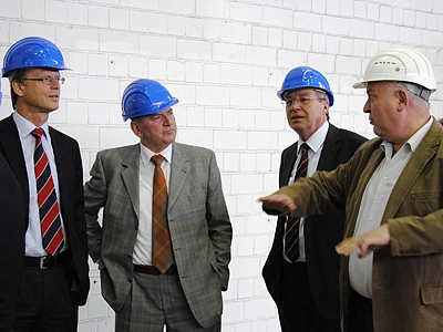 Zu Besuch bei Stahlbau Nord: Bremerhavens Oberbürgermeister Jörg Schulz, Heinrich Rönner, Bürgermeister Jens Böhrnsen, Volker Scholz (v.l.n.r.)