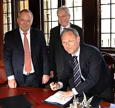 In Anwesenheit von Bremens Bürgermeister Jens Böhrnsen freuten sich bei der Vertragsunterzeichnung Dr. Matthias Oehm (li.), Geschäftsführer von Eurockot, und Prof. Dr. Volker Liebig (re.), Direktor für die Erdbeobachtung bei der ESA.